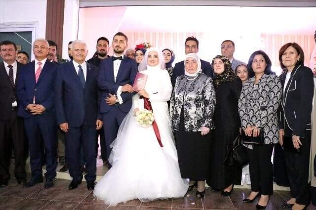 Binali Yıldırım'dan nikah şahitliğini yaptığı genç çifte esprili nasihat