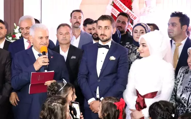 Binali Yıldırım'dan nikah şahitliğini yaptığı genç çifte esprili nasihat Binali Yıldırım'dan nikah şahitliğini yaptığı genç çifte esprili nasihat