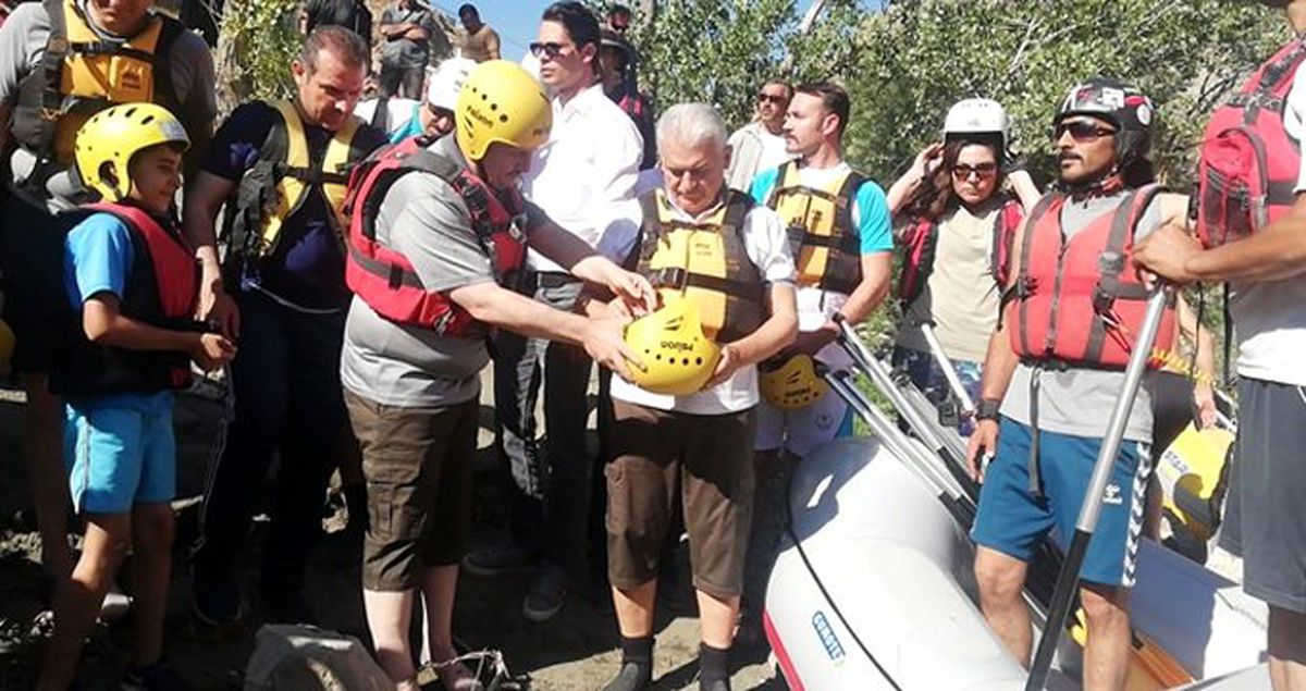 Binali Yıldırım Erzincan'da rafting yaptı: Bu sularda hayatın en heyecanlı anlarını yaşamak mümkün