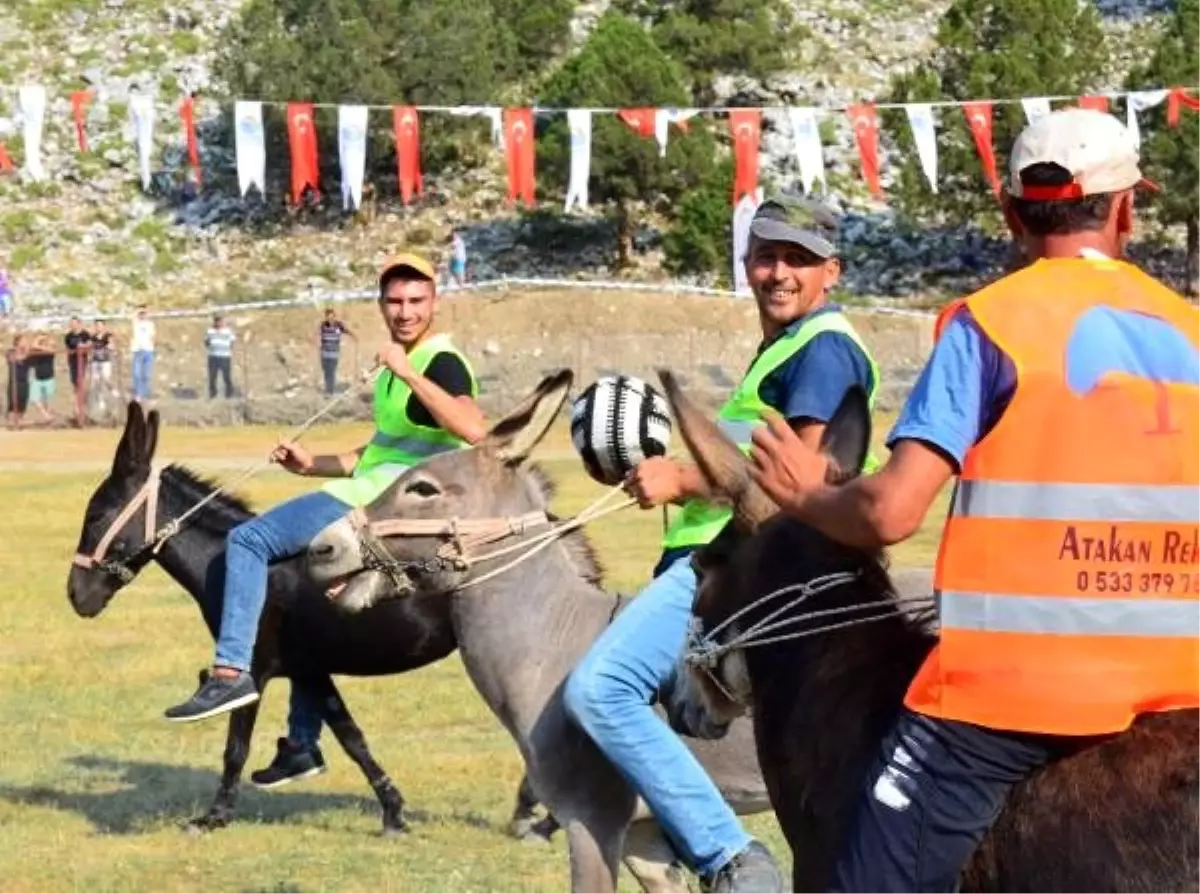 Eşek sırtında futbol maçı yaptılar