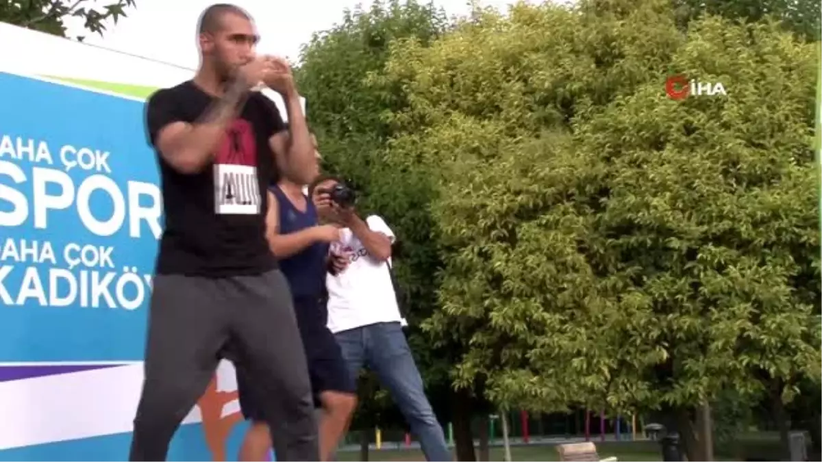 Kadıköylüler şampiyon boksör Gülsüm Tatar eşliğinde spor yaptı