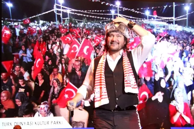 Karaman'da Ahmet Şafak hayranlarına unutulmaz bir gece yaşattı Karaman'da Ahmet Şafak hayranlarına unutulmaz bir gece yaşattı