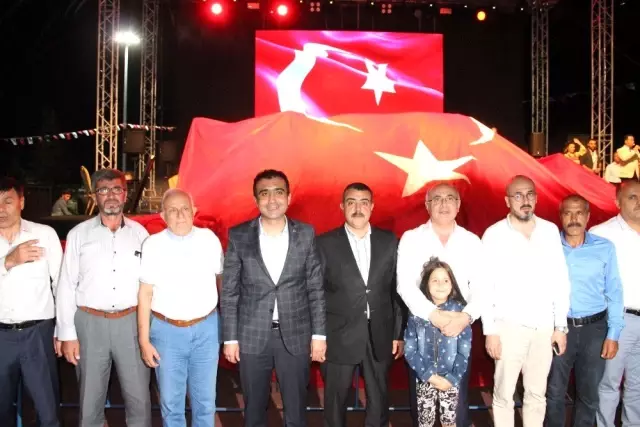 Karaman'da Ahmet Şafak hayranlarına unutulmaz bir gece yaşattı Karaman'da Ahmet Şafak hayranlarına unutulmaz bir gece yaşattı