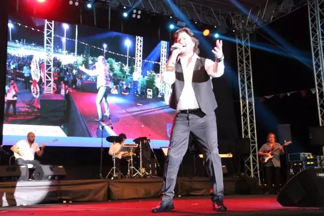 Karaman'da Ahmet Şafak hayranlarına unutulmaz bir gece yaşattı Karaman'da Ahmet Şafak hayranlarına unutulmaz bir gece yaşattı