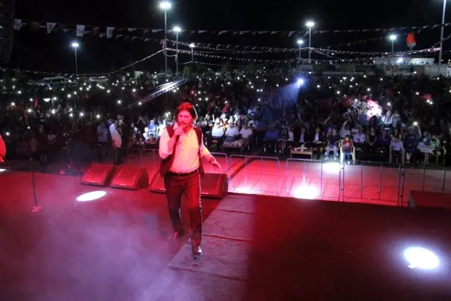 Karaman'da Ahmet Şafak hayranlarına unutulmaz bir gece yaşattı Karaman'da Ahmet Şafak hayranlarına unutulmaz bir gece yaşattı