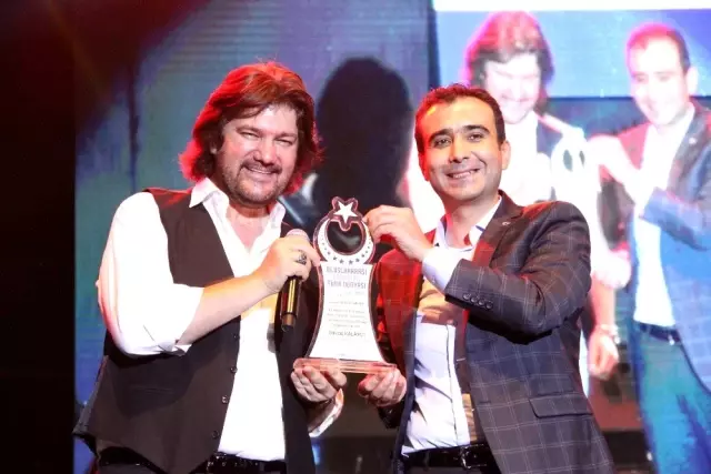Karaman'da Ahmet Şafak hayranlarına unutulmaz bir gece yaşattı Karaman'da Ahmet Şafak hayranlarına unutulmaz bir gece yaşattı