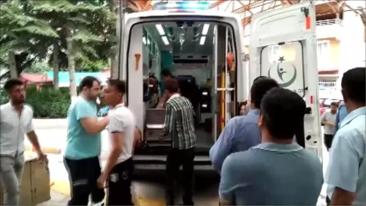 Kazazedeyi ziyarete gidenlerin bulunduğu otomobil devrildi: 4 yaralı