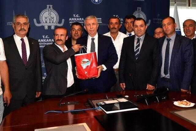 Mansur Yavaş'tan, çim alan istek eden çocuğa yanıt: Telefonunu ver, bendeniz arattıracağım seni