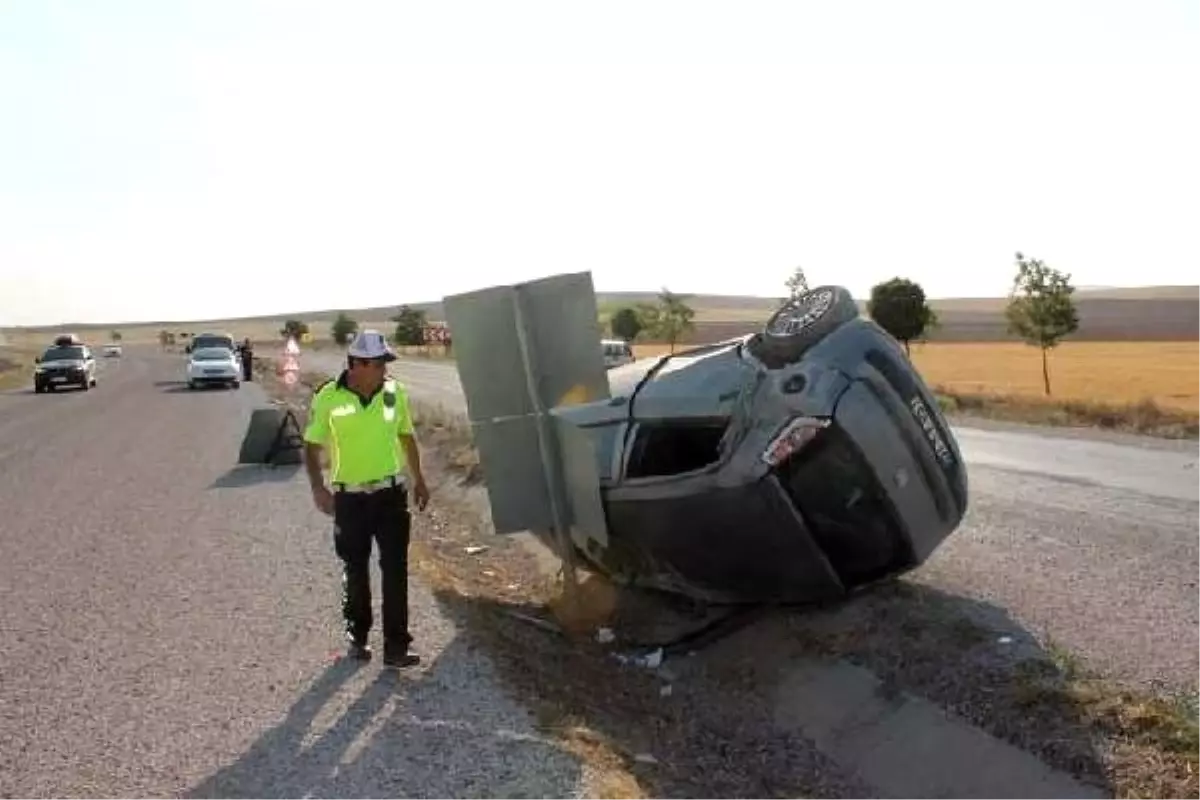 Refüje devrilen otomobildeki 4'ü çocuk 6 kişi yaralandı