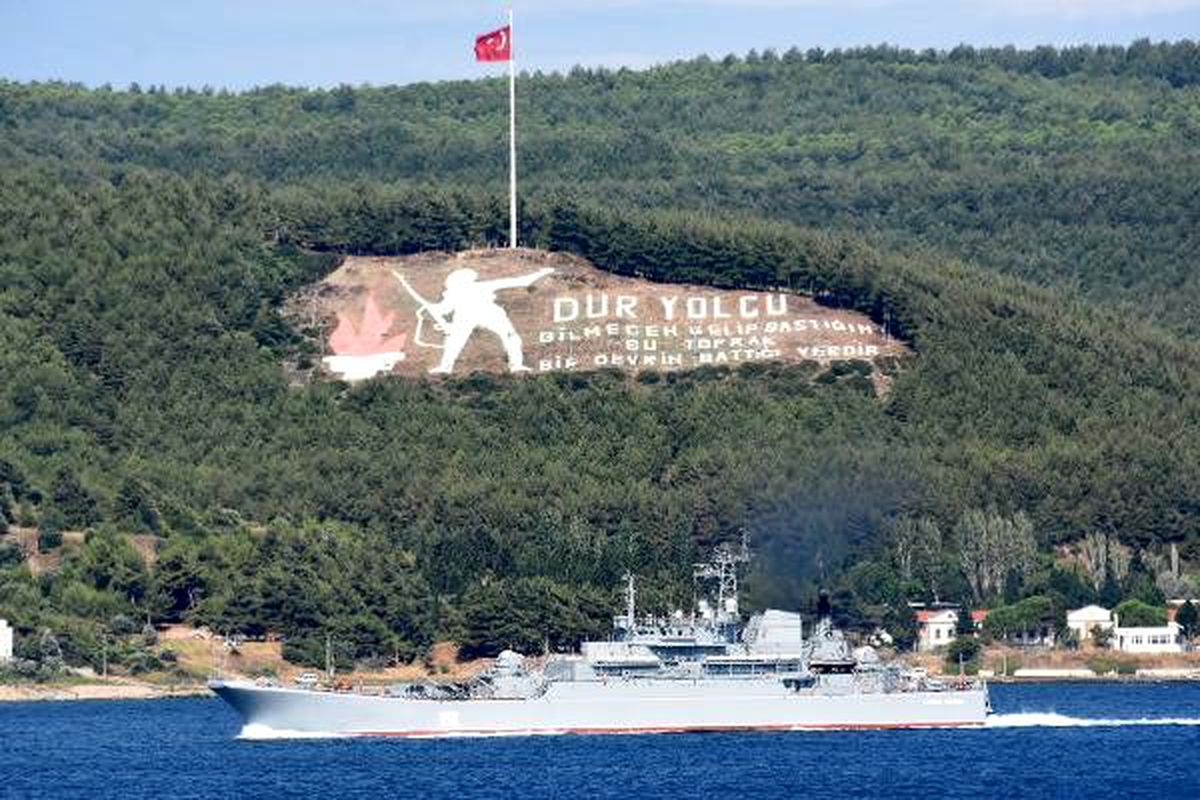Rus savaş gemisi Çanakkale Boğazı'ndan geçti