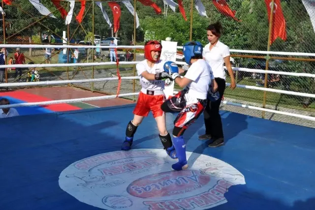 Simav'da Zafer Kupası Kick Boks Şampiyonası heyecanı Simav'da Zafer Kupası Kick Boks Şampiyonası heyecanı
