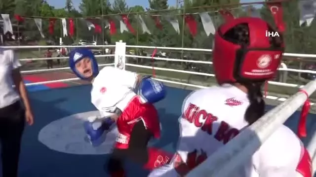 Simav'da Zafer Kupası Kick Boks Şampiyonası heyecanı Simav'da Zafer Kupası Kick Boks Şampiyonası heyecanı