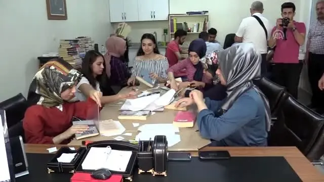 Yıpranan kitaplar üniversiteli gençlerin elinde yenileniyor Yıpranan kitaplar üniversiteli gençlerin elinde yenileniyor