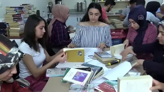 Yıpranan kitaplar üniversiteli gençlerin elinde yenileniyor Yıpranan kitaplar üniversiteli gençlerin elinde yenileniyor