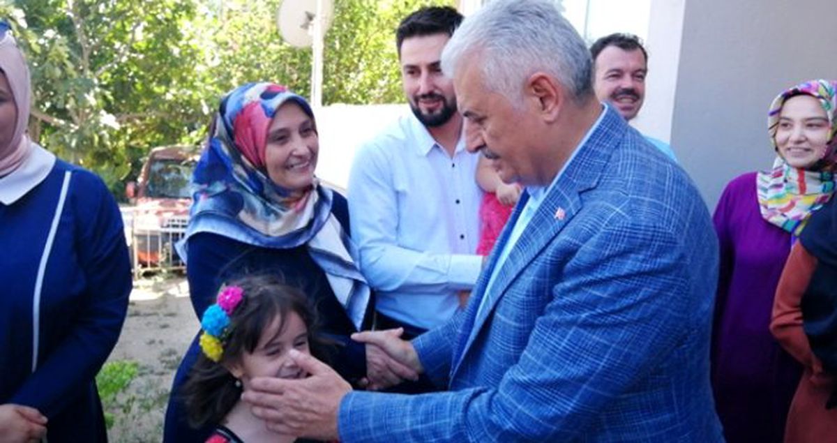 Binali Yıldırım, geçen sene kendisini çay içmeye davet eden aileyi unutmadı