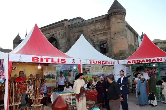'Büyük Bitlis Buluşmaları' görkemli bir törenle başladı 'Büyük Bitlis Buluşmaları' görkemli bir törenle başladı