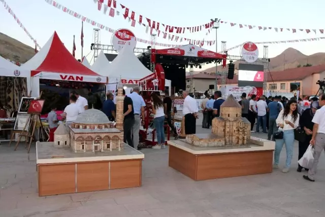 'Büyük Bitlis Buluşmaları' görkemli bir törenle başladı 'Büyük Bitlis Buluşmaları' görkemli bir törenle başladı