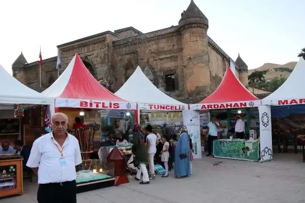'Büyük Bitlis Buluşması'nda, 'İller Tanıtım Sergisi' açıldı 'Büyük Bitlis Buluşması'nda, 'İller Tanıtım Sergisi' açıldı