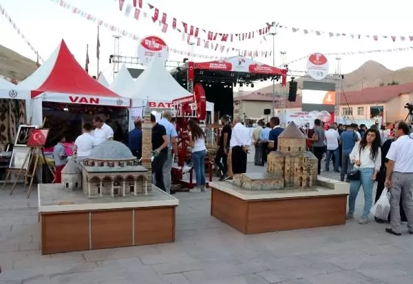 'Büyük Bitlis Buluşması'nda, 'İller Tanıtım Sergisi' açıldı 'Büyük Bitlis Buluşması'nda, 'İller Tanıtım Sergisi' açıldı