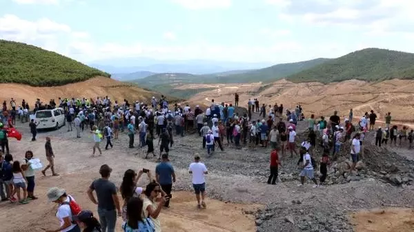 Çanakkale'de çevreciler, tepki gösterdikleri maden sahasına girdi Çanakkale'de çevreciler, tepki gösterdikleri maden sahasına girdi