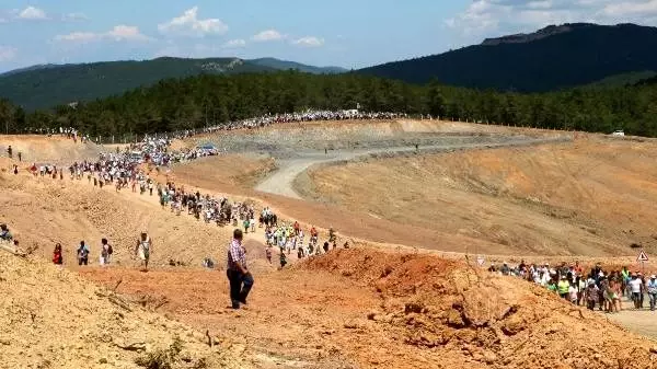 Çanakkale'de çevreciler, tepki gösterdikleri maden sahasına girdi Çanakkale'de çevreciler, tepki gösterdikleri maden sahasına girdi