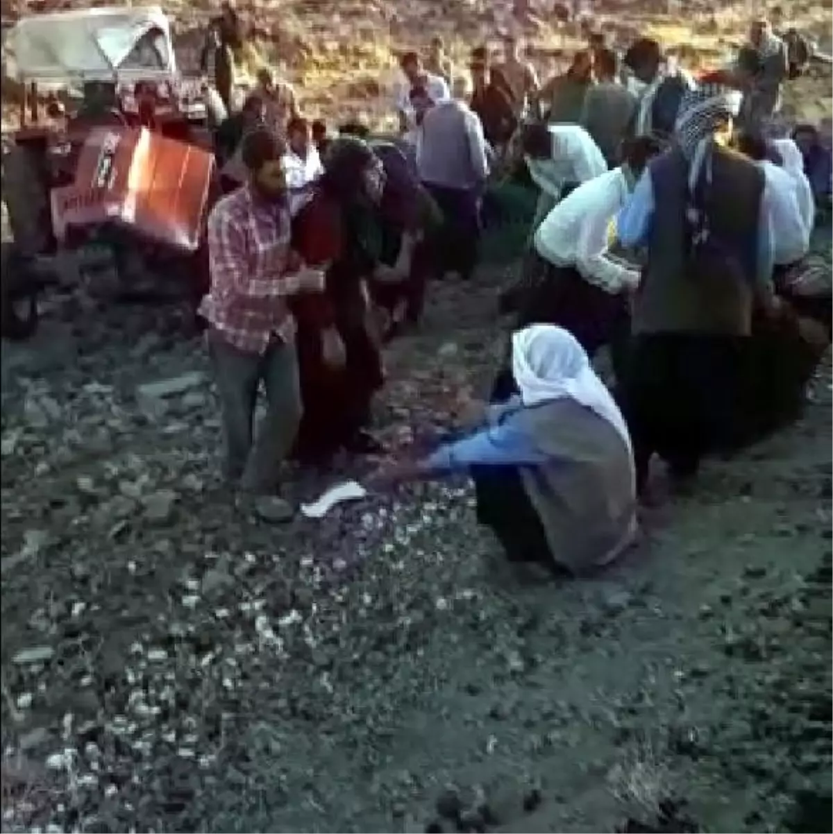 Devrilen traktörün altında kalan sürücü öldü