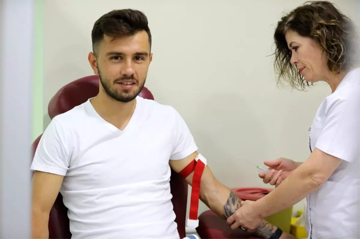 Emre Kılınç ve Hugo Vieira sağlık kontrolünden geçti.