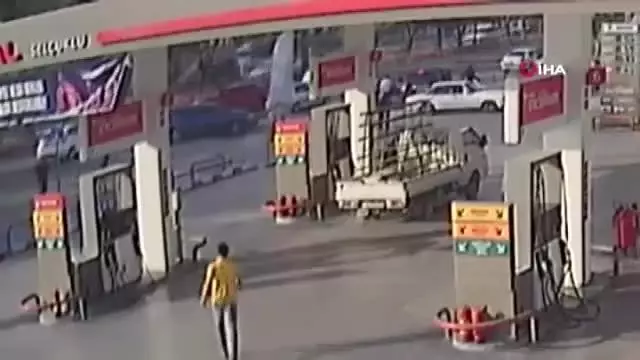 Genç kızın öldüğü motosiklet kazası güvenlik kamerasında Genç kızın öldüğü motosiklet kazası güvenlik kamerasında
