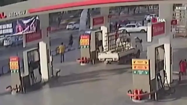 Genç kızın öldüğü motosiklet kazası güvenlik kamerasında Genç kızın öldüğü motosiklet kazası güvenlik kamerasında