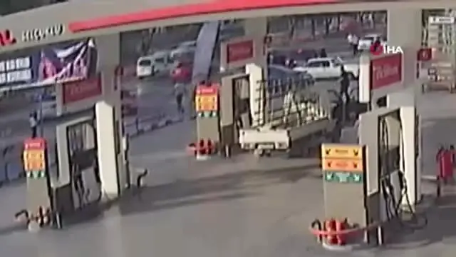 Genç kızın öldüğü motosiklet kazası güvenlik kamerasında Genç kızın öldüğü motosiklet kazası güvenlik kamerasında