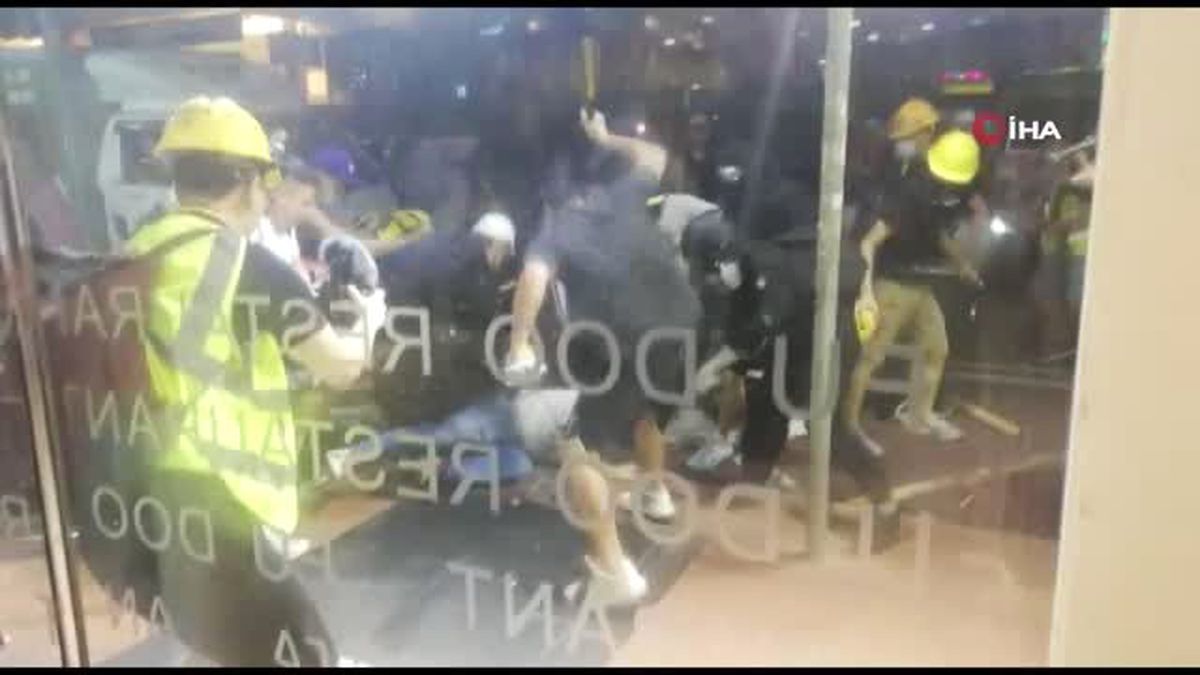 Hong Kong'da genel grevPolisten göstericilere göz yaşartıcı bomba100'den fazla uçuş iptal...