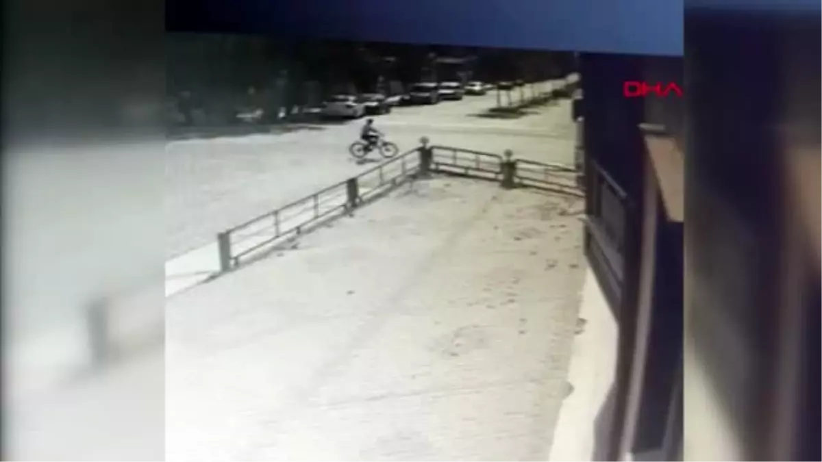 İZMİR Yolun karşısına geçmeye çalışan bisikletliye otomobilin çarptığı o anlar kamerada