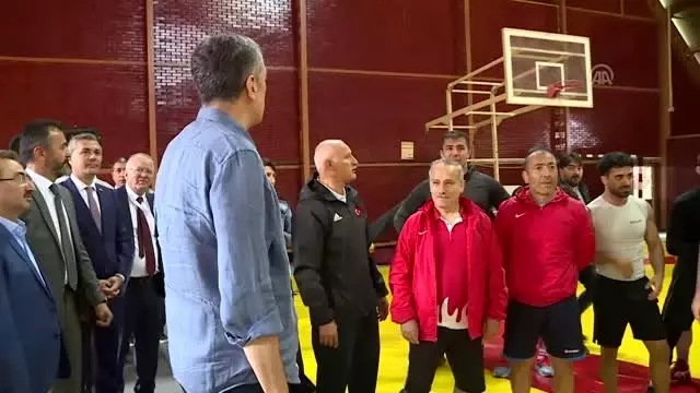 Milli Eğitim Bakanı Selçuk gençlik kampında öğrencilerle buluştu Milli Eğitim Bakanı Selçuk gençlik kampında öğrencilerle buluştu