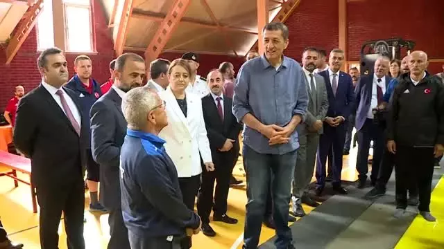 Milli Eğitim Bakanı Selçuk gençlik kampında öğrencilerle buluştu Milli Eğitim Bakanı Selçuk gençlik kampında öğrencilerle buluştu