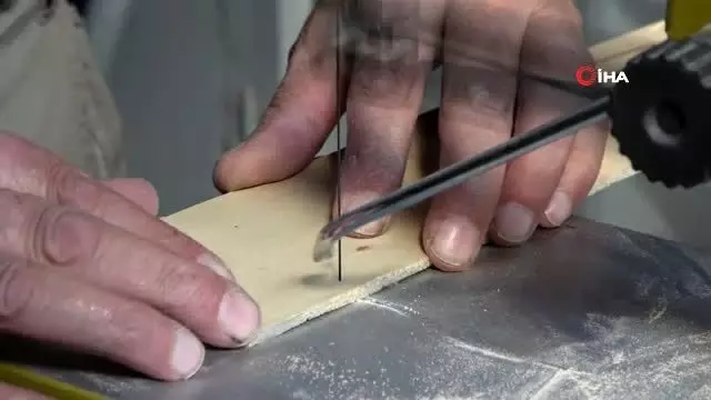 Oğlunun kendisine aldığı hediyeyi pahalı buldu, minyatür sanatçısı oldu Oğlunun kendisine aldığı hediyeyi pahalı buldu, minyatür sanatçısı oldu