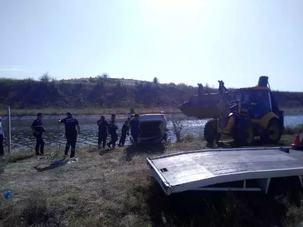Otomobil sulama kanalına uçtu; sürücü boğuldu