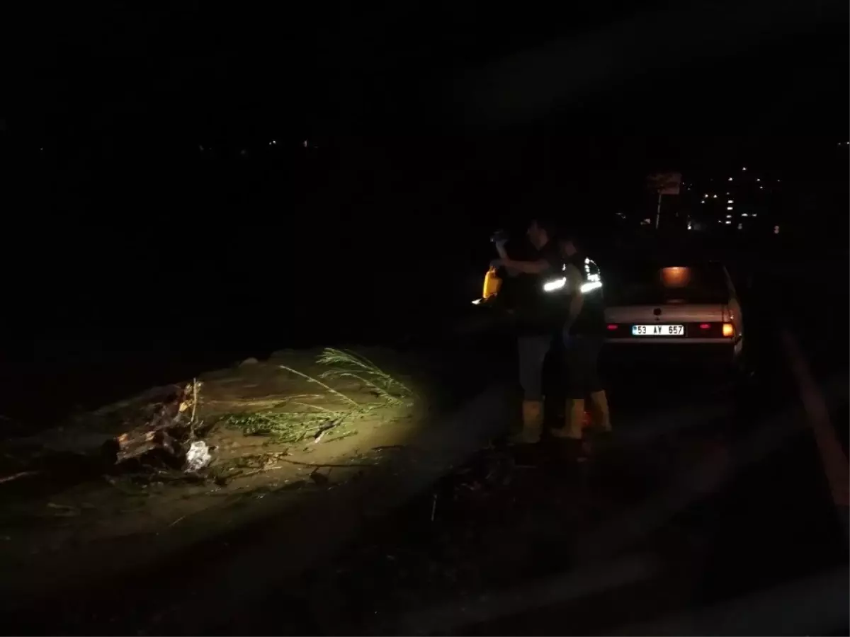 Rize'de 1 kişi sel sularına kapılarak kayboldu