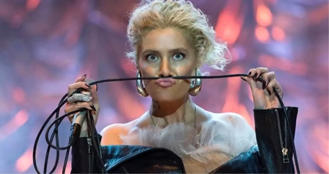 Şarkılarını oturarak söyleyen Sıla, seyircinin tepkisini çekti