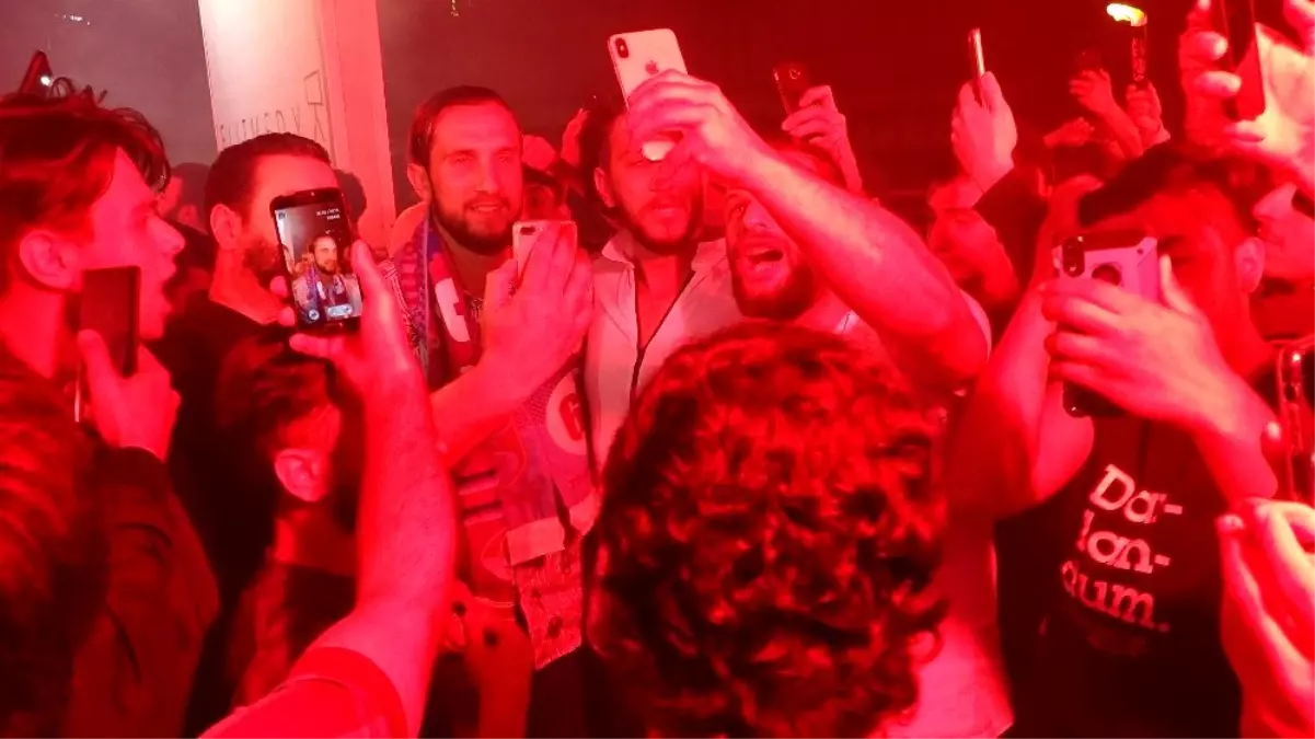 Trabzonspor'lu Yusuf Yazıcı, Fransa'ya coşkuyla uğurlandı.