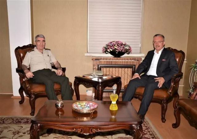 3. Ordu Komutanı Orgeneral Savaş'tan Rektör Levent'e veda ziyareti 3. Ordu Komutanı Orgeneral Savaş'tan Rektör Levent'e veda ziyareti