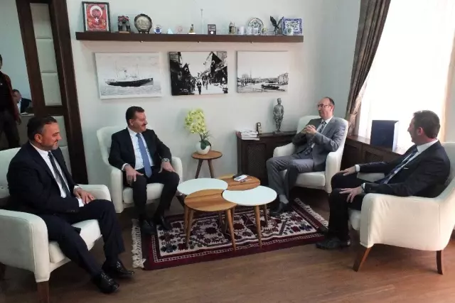 Ak Partili Yılmaz, CHP'li Başkanı yanına alıp, kendi telefonundan vatandaşları aradı