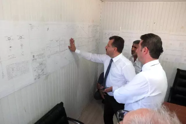Ak Partili Yılmaz, CHP'li Başkanı yanına alıp, kendi telefonundan vatandaşları aradı