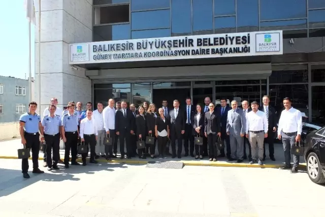 Ak Partili Yılmaz, CHP'li Başkanı yanına alıp, kendi telefonundan vatandaşları aradı