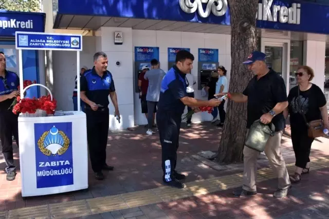 Aliağa Belediye Zabıtası'ndan karanfilli kutlama