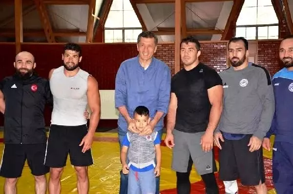 Bakan Selçuk, Güreş Milli Takımı'nın kampını ziyaret etti Bakan Selçuk, Güreş Milli Takımı'nın kampını ziyaret etti