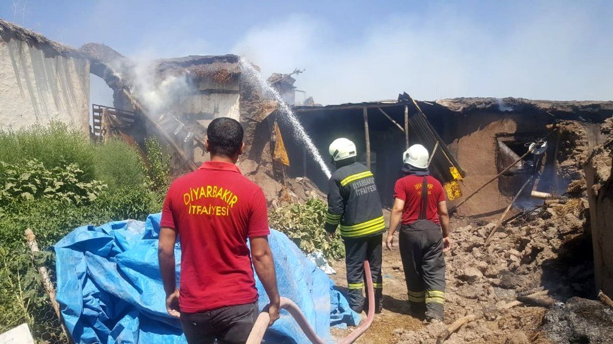 Diyarbakır�da yangın 2 ev ve 4 ahır küle döndü Haberler