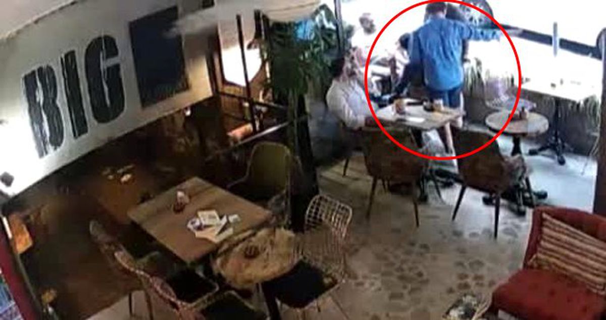 İstanbul'da kafeterya sahibinin tartıştığı şahısa keserle saldırdığı anlar kamerada
