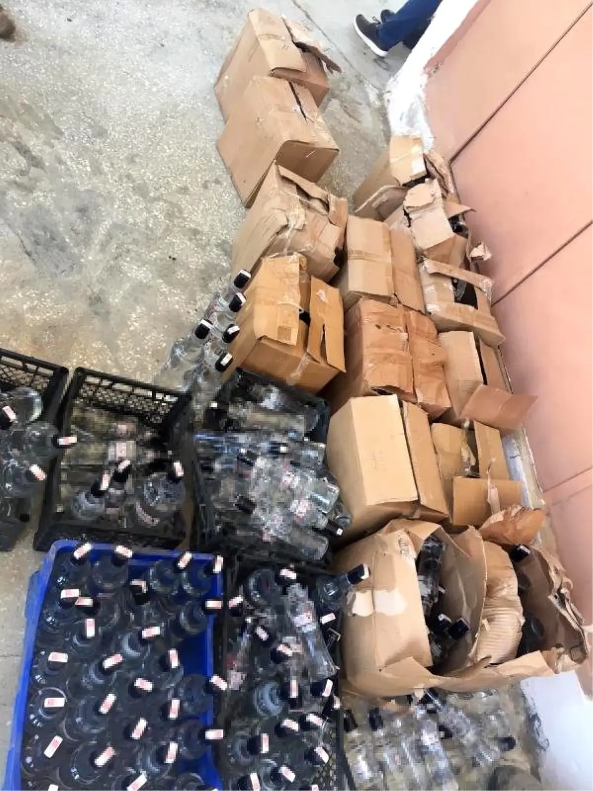 İzmir'de kaçak içki operasyonu