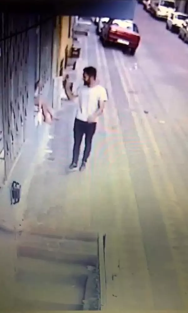 Sultangazi�de çocuğun elindeki telefonu çalan şüpheli Sultangazi�de çocuğun elindeki telefonu çalan şüpheli