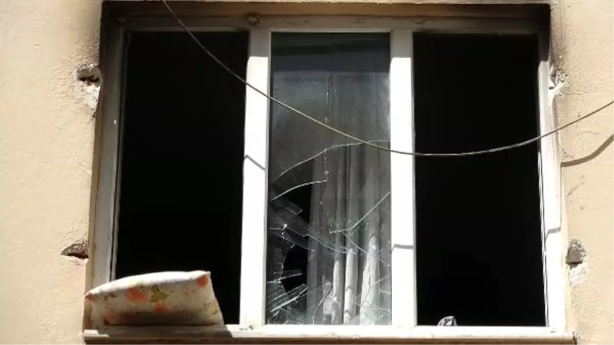 Uyurken yangın çıktı, komşular camı kırarak kurtardı